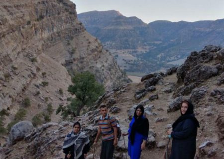 باهمت بلند انجمن مهر زردکوه چال انجیر و دره انار صاحب کلاس درس می شود