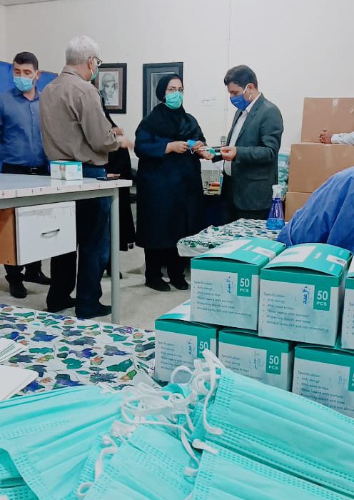 بازدید سرپرست اداره صنعت معدن و تجارت و مدیریت شبکه بهداشت و درمان از تنها کارگاه مکانیزه تولید ماسک مسجدسلیمان