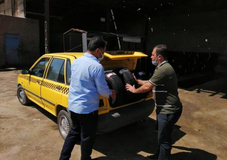 توزیع ۳۰۰ حلقه لاستیک دولتی بین رانندگان تاکسی شهری در مسجدسلیمان