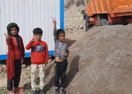 ساخت ۱۳سکو برای زیرساز چادرهای درس در عشایر شهرستان لالی توسط انجمن مهر زردکوه