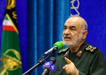 این نظام مقدس و انقلاب ماست که برای پاک کردن هوای جهان در حال تلاش و ثمردهی است/ هرگز با دشمن نقطه مشترک پیدا نمی‌کنیم