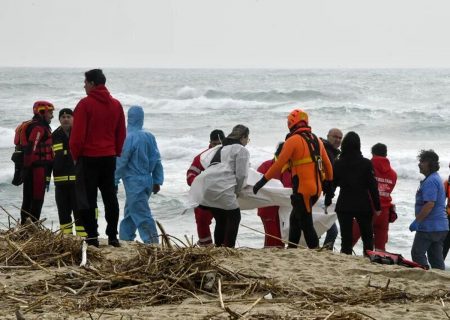 غرق شدن کشتی مهاجران در ایتالیا جان دست‌کم ۳۰ نفر را گرفت