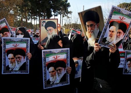 مردم ایران عاشق رهبرشان هستند/ شایعات علیه مسئولان جمهوری اسلامی ایران بی اساس است