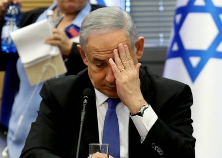 ضرب و شتم وزیر کشاورزی نتانیاهو با میله پرچم!/ ویدئو