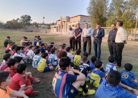 حضور فرماندار مسجدسلیمان در روند اجرایی ساخت اولین زمین فوتبال ساحلی دومنظوره شهرستان