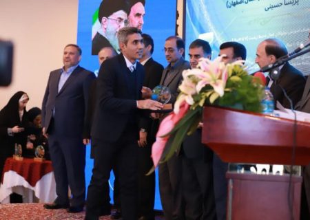 جایزه ملی قهرمان تالاب کشور در دستان ایمان کاهکش مدیر انجمن مدافعان محیط زیست خوزستان