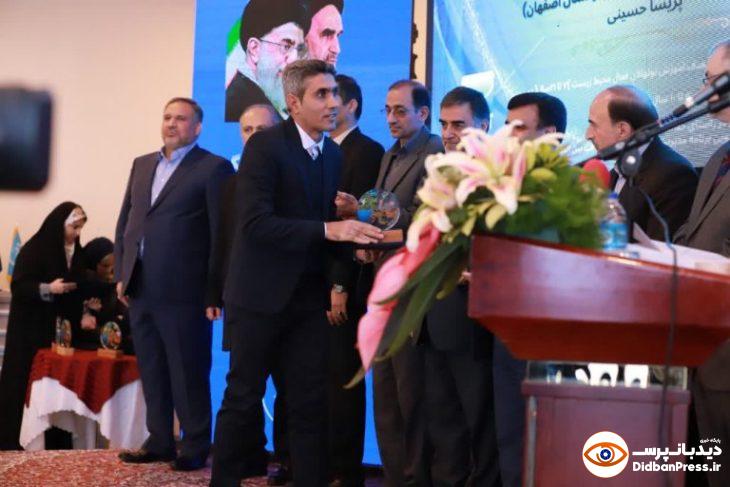 جایزه ملی قهرمان تالاب کشور در دستان ایمان کاهکش مدیر انجمن مدافعان محیط زیست خوزستان