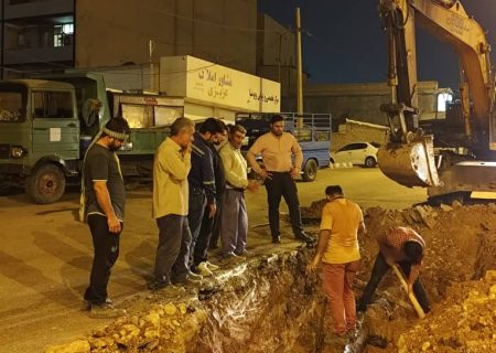 تلاش شبانه‌روزی گروه‌های بهره‌برداری آبفا مسجدسلیمان برای رفع نقص خط اصلی آبرسانی نفتک