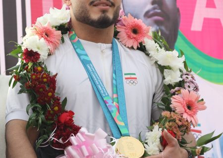 استقبال باشکوه مردم مسجدسلیمان از قهرمان وزنه‌برداری؛ ایلیا صالحی‌پور به خانه بازگشت