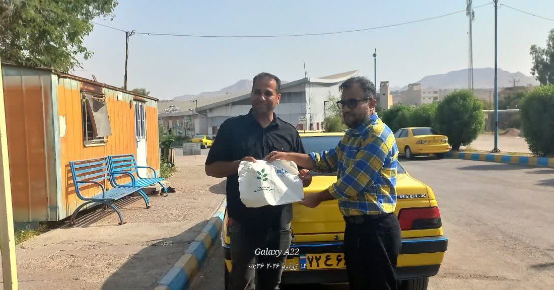 توزیع کیسه‌های پارچه‌ای نان و کیسه زباله خودرو همزمان با روز جهانی «نه به پلاستیک»